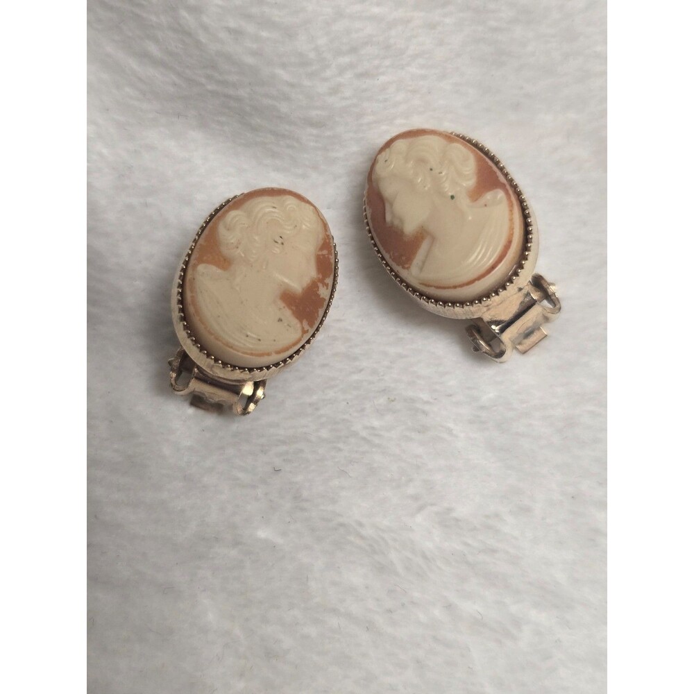 Vintage Style Cameo Clip-On Earrings Gold Tone Cream Tan Oval Portrait ear34
